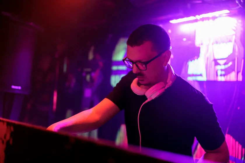 Dadda performing a DJ set